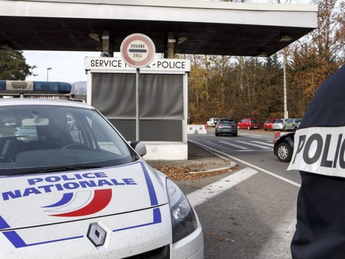 Security tightened in many countries following Paris attacks  - ảnh 1